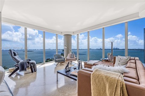 Condo in Miami, Florida, 2 bedrooms  № 2031681 - photo 1