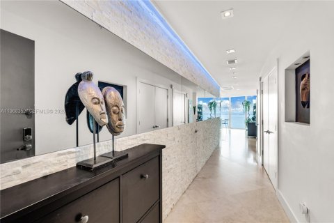 Condo in Miami, Florida, 2 bedrooms  № 2031681 - photo 11