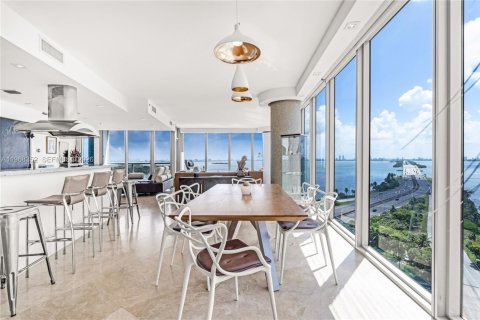 Condo in Miami, Florida, 2 bedrooms  № 2031681 - photo 2