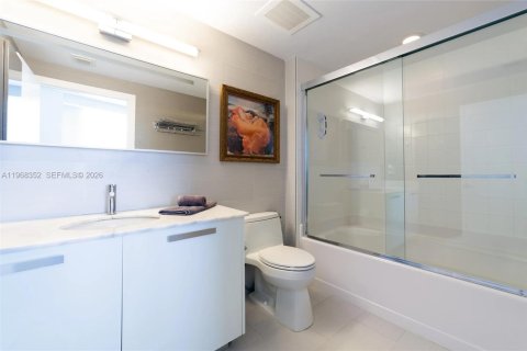 Condo in Miami, Florida, 2 bedrooms  № 2031681 - photo 19
