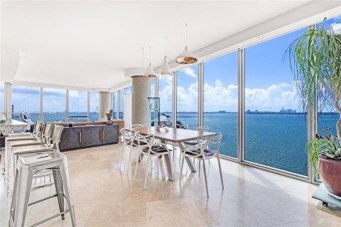 Condo in Miami, Florida, 2 bedrooms  № 2031681 - photo 10