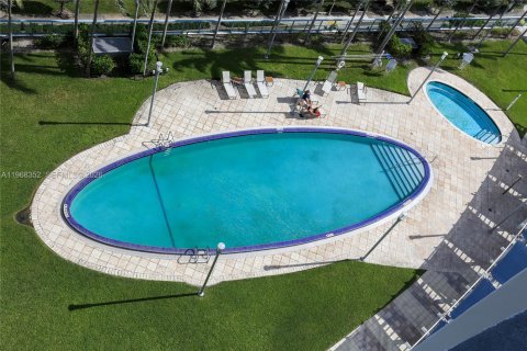 Condo in Miami, Florida, 2 bedrooms  № 2031681 - photo 26