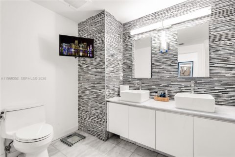 Condo in Miami, Florida, 2 bedrooms  № 2031681 - photo 15