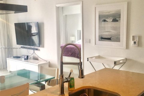 Condo in Miami, Florida, 1 bedroom  № 2241791 - photo 3