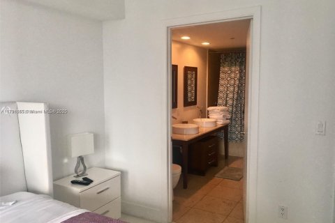 Condo in Miami, Florida, 1 bedroom  № 2241791 - photo 5