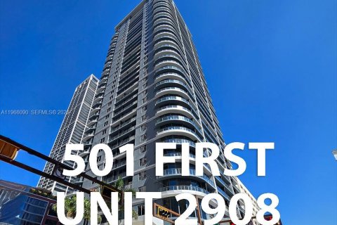 Condominio en Miami, Florida, 1 dormitorio  № 2052964