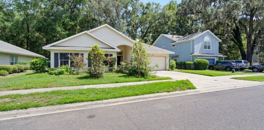 House in Gainesville, Florida 3 bedrooms, 163.42 sq.m. № 2349461