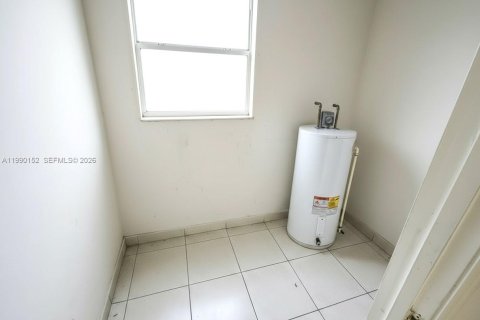 House in Fort Lauderdale, Florida 6 bedrooms, 204.38 sq.m. № 2052078 - photo 11