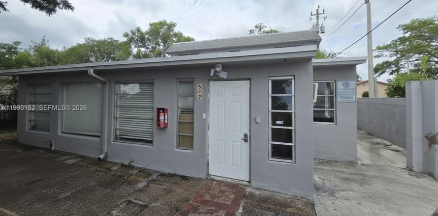 House in Fort Lauderdale, Florida 6 bedrooms, 204.38 sq.m. № 2052078