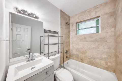 House in Miami, Florida 2 bedrooms, 69.68 sq.m. № 2075238 - photo 5