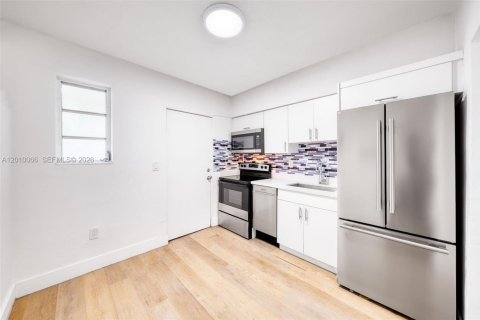 House in Miami, Florida 2 bedrooms, 69.68 sq.m. № 2075238 - photo 7
