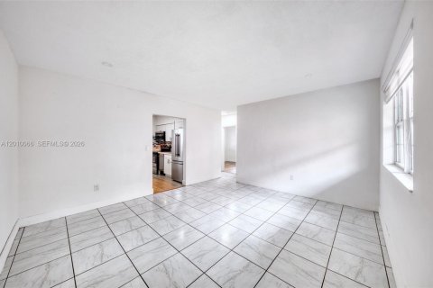 House in Miami, Florida 2 bedrooms, 69.68 sq.m. № 2075238 - photo 2