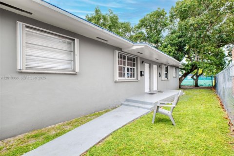 House in Miami, Florida 2 bedrooms, 69.68 sq.m. № 2075238 - photo 8