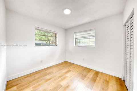 House in Miami, Florida 2 bedrooms, 69.68 sq.m. № 2075238 - photo 3