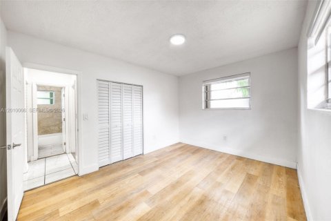 House in Miami, Florida 2 bedrooms, 69.68 sq.m. № 2075238 - photo 4