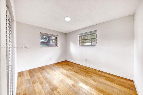 House in Miami, Florida 2 bedrooms, 69.68 sq.m. № 2075238 - photo 6