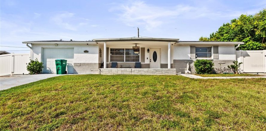 House in New Port Richey, Florida 2 bedrooms, 104.79 sq.m. № 2393951