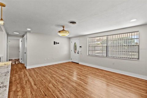 House in New Port Richey, Florida 2 bedrooms, 104.79 sq.m. № 2393951 - photo 9