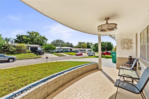 House in New Port Richey, Florida 2 bedrooms, 104.79 sq.m. № 2393951 - photo 3