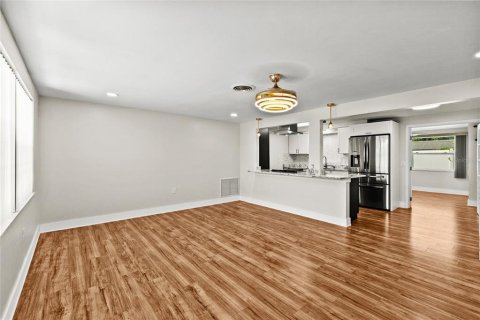 House in New Port Richey, Florida 2 bedrooms, 104.79 sq.m. № 2393951 - photo 5