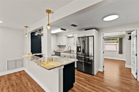 House in New Port Richey, Florida 2 bedrooms, 104.79 sq.m. № 2393951 - photo 12