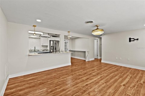 House in New Port Richey, Florida 2 bedrooms, 104.79 sq.m. № 2393951 - photo 7