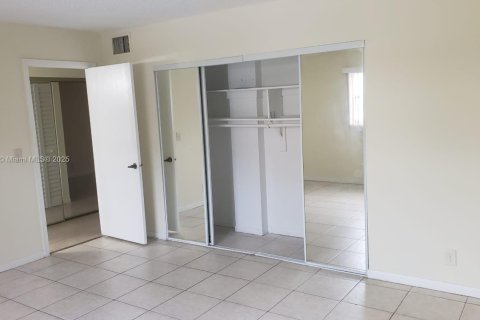 Condo in Dania Beach, Florida, 1 bedroom  № 1945060 - photo 11