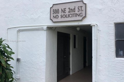 Condo in Dania Beach, Florida, 1 bedroom  № 1945060 - photo 3