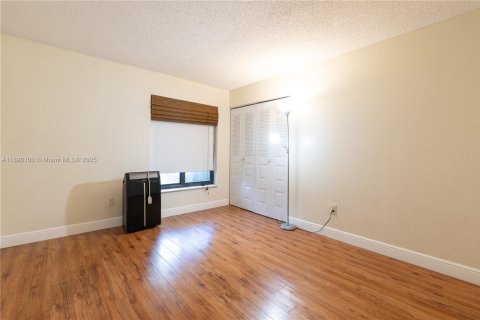 House in Miami, Florida 4 bedrooms, 248.7 sq.m. № 1944845 - photo 22