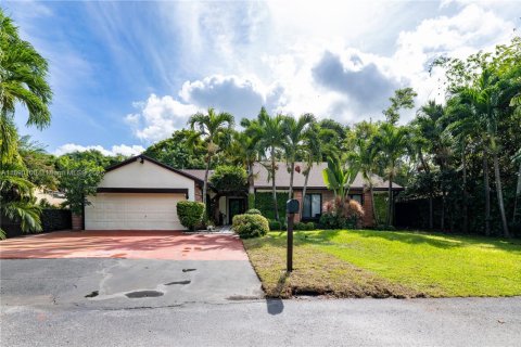 House in Miami, Florida 4 bedrooms, 248.7 sq.m. № 1944845 - photo 1