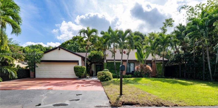 House in Miami, Florida 4 bedrooms, 248.7 sq.m. № 1944845