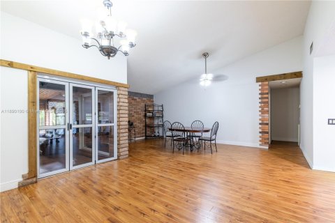 House in Miami, Florida 4 bedrooms, 248.7 sq.m. № 1944845 - photo 9