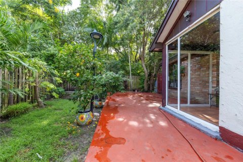 House in Miami, Florida 4 bedrooms, 248.7 sq.m. № 1944845 - photo 29