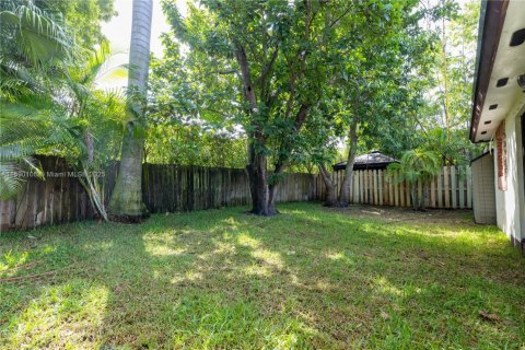 House in Miami, Florida 4 bedrooms, 248.7 sq.m. № 1944845 - photo 25
