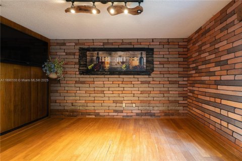 House in Miami, Florida 4 bedrooms, 248.7 sq.m. № 1944845 - photo 12
