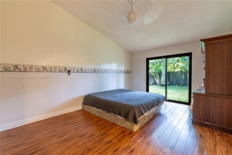 House in Miami, Florida 4 bedrooms, 248.7 sq.m. № 1944845 - photo 14