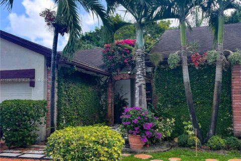 House in Miami, Florida 4 bedrooms, 248.7 sq.m. № 1944845 - photo 4