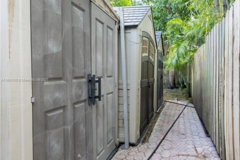 House in Miami, Florida 4 bedrooms, 248.7 sq.m. № 1944845 - photo 27