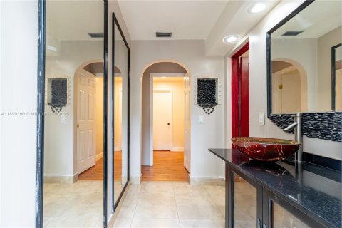 House in Miami, Florida 4 bedrooms, 248.7 sq.m. № 1944845 - photo 24