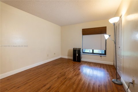 House in Miami, Florida 4 bedrooms, 248.7 sq.m. № 1944845 - photo 21