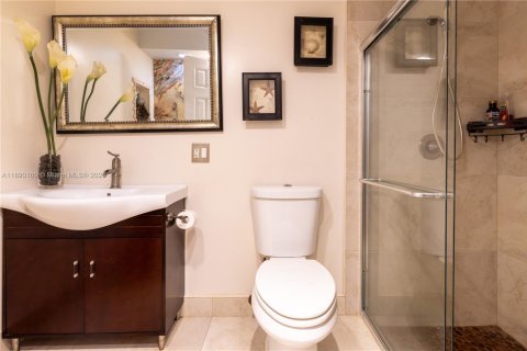 House in Miami, Florida 4 bedrooms, 248.7 sq.m. № 1944845 - photo 19