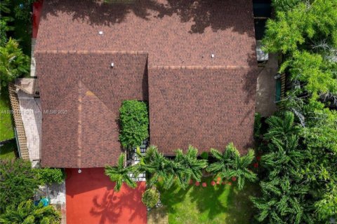 House in Miami, Florida 4 bedrooms, 248.7 sq.m. № 1944845 - photo 30