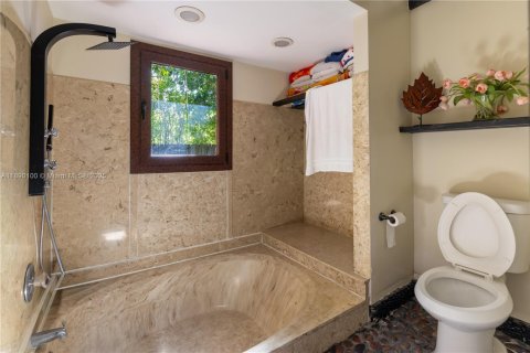 House in Miami, Florida 4 bedrooms, 248.7 sq.m. № 1944845 - photo 16