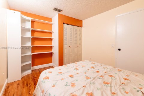 House in Miami, Florida 4 bedrooms, 248.7 sq.m. № 1944845 - photo 18