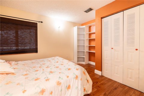 House in Miami, Florida 4 bedrooms, 248.7 sq.m. № 1944845 - photo 17