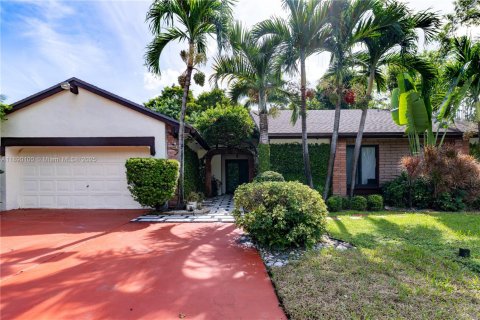 House in Miami, Florida 4 bedrooms, 248.7 sq.m. № 1944845 - photo 3