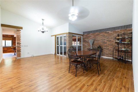 House in Miami, Florida 4 bedrooms, 248.7 sq.m. № 1944845 - photo 8