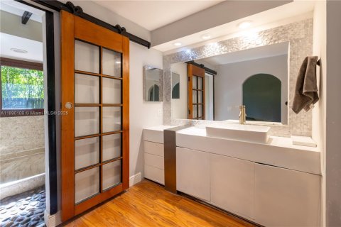 House in Miami, Florida 4 bedrooms, 248.7 sq.m. № 1944845 - photo 15