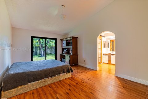 House in Miami, Florida 4 bedrooms, 248.7 sq.m. № 1944845 - photo 13