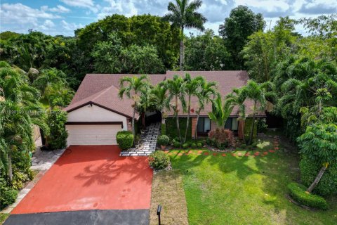 House in Miami, Florida 4 bedrooms, 248.7 sq.m. № 1944845 - photo 2
